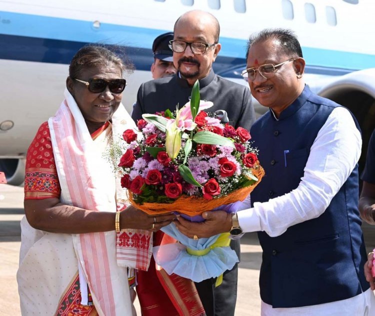 रायपुर राष्ट्रपति श्रीमती द्रौपदी मुर्मु दो दिवसीय प्रवास पर पहुंची रायपुर, राज्यपाल रमेन डेका और मुख्यमंत्री विष्णु देव साय ने एयरपोर्ट पर किया आत्मीय स्वागत