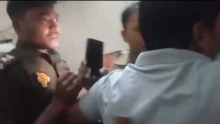 Uttar Pradesh अवैध वसूली के नाम पर उत्पात मचाने वाले दो पुलिसकर्मियों ने ग्रामीणों ने बंधक बनाकर जमकर कुटा