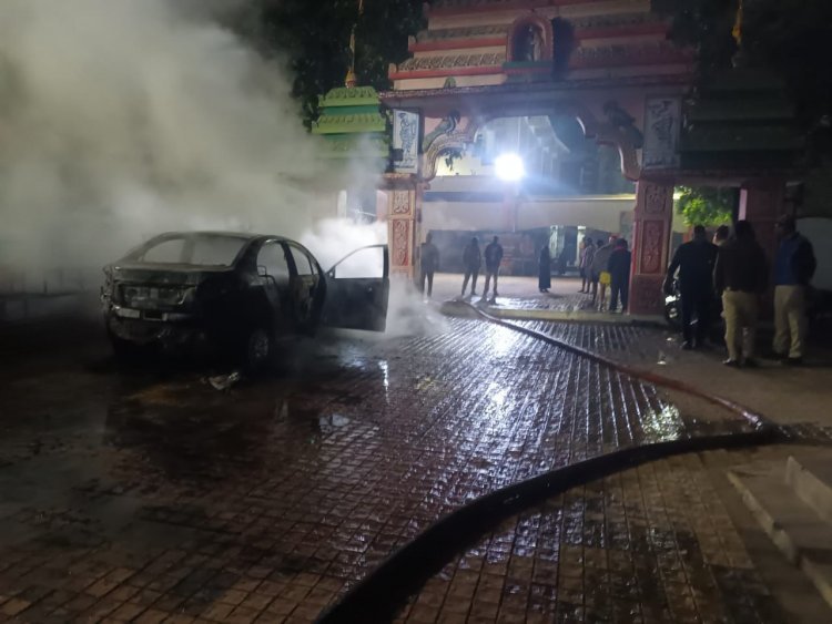 भिलाई। भिलाई में एक मंदिर के बाहर खड़ी कार में भीषण आग