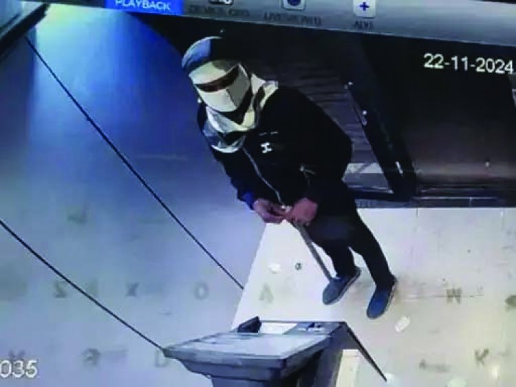 कुल्हाड़ी से तोड़ा ATM, नहीं निकला रुपए