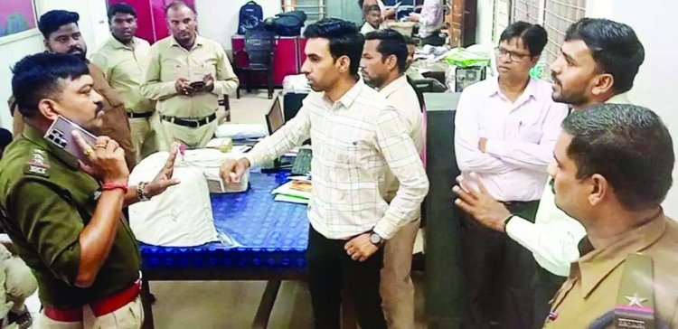 थाने के बगल में स्थित मुख्य डाकघर से गैस कटर से तिजोरी काट 6.68 लाख रुपए की डकैती