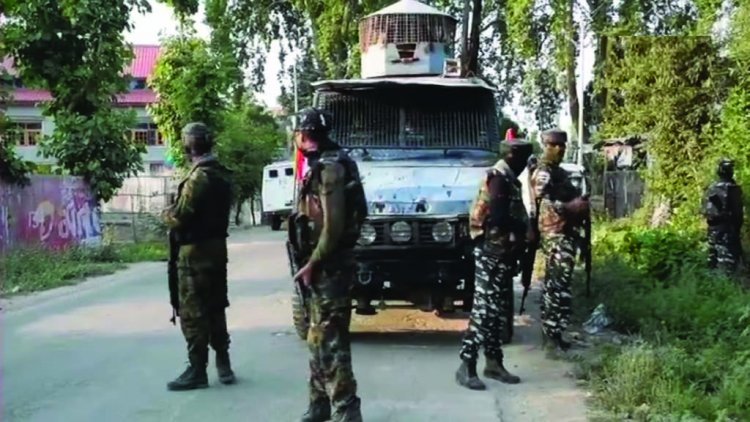 देश-विदेश मुठभेड़ में मारे गए 5 आतंकी, 2 सुरक्षाबल घायल