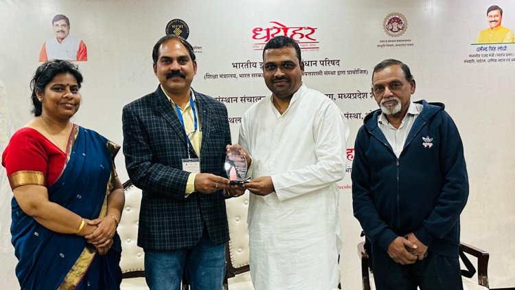 डॉ.चौलेश्वर चंद्राकर ने भोपाल मध्यप्रदेश में राष्ट्रीय संगोष्ठी 9,10 जनवरी को भाग लेकर होलकर वंश की महारानी अहिल्याबाई का ऐतिहासिक योगदान पर शोध पत्र वाचन कर सम्मानित हुऐ l