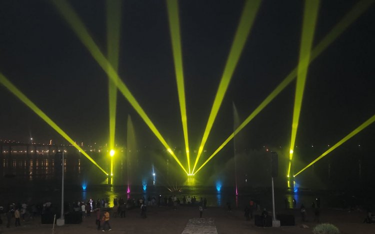 महाकुंभ में भव्य लेज़र वॉटर स्क्रीन शो का शुभारम्भ