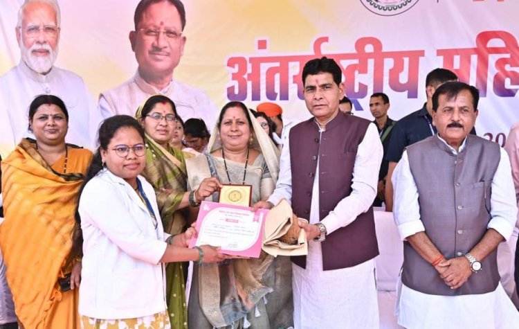 महिलाओं की समृद्धि से ही होगी प्रदेश की उन्नति -राजस्व मंत्री श्री वर्मा राजस्व मंत्री श्री टंकराम वर्मा अंतर्राष्ट्रीय महिला दिवस कार्यक्रम में हुए शामिल उत्कृष्ट कार्य करने वाली महिलाएं हुई सम्मानित