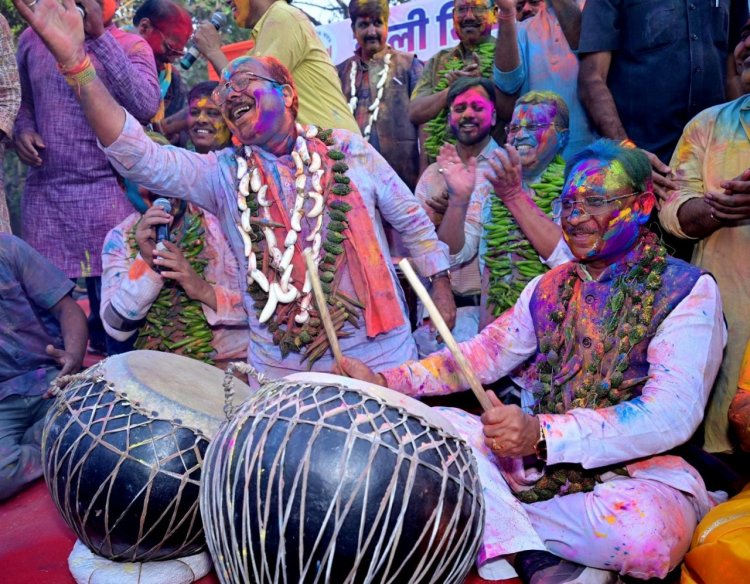 रायपुर प्रेस क्लब के होली मिलन समारोह में मुख्यमंत्री श्री साय हुए शामिल प्रेस क्लब के रिनोवेशन के लिए 1 करोड़ रुपये की घोषणा पर पत्रकारों ने जताया आभार