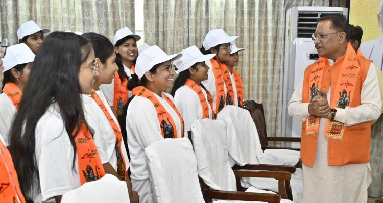 मुख्यमंत्री श्री विष्णु देव साय ने बालिकाओं के साथ सुनी 'मन की बात' की 120वीं कड़ी देश की जनता को जागरूक और सशक्त बनाने का प्रभावी माध्यम है ‘मन की बात’ : मुख्यमंत्री श्री साय