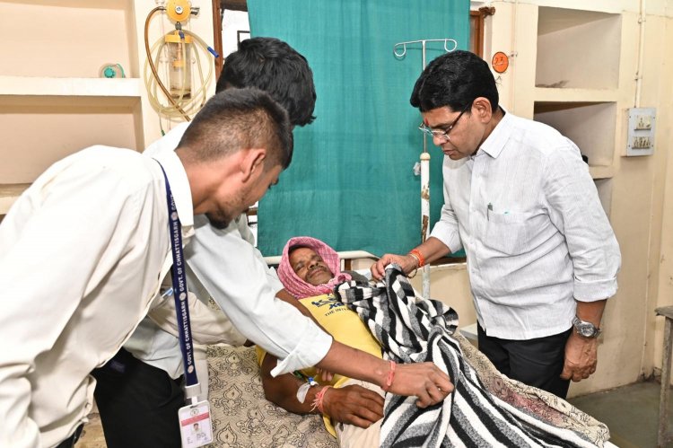 खेल मंत्री टंक राम वर्मा ने अस्पताल पहुंचकर घायल किसान से की मुलाकात, बेहतर इलाज का भरोसा दिलाया