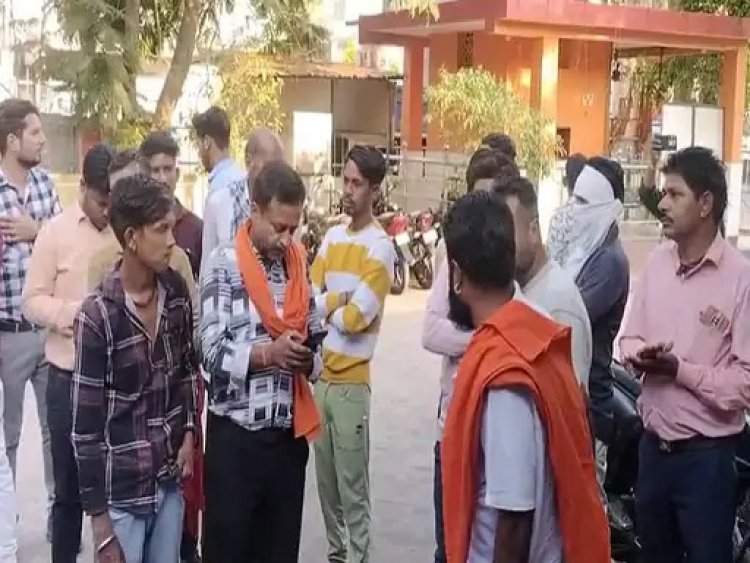 चाचा ने मूकबधिर लड़की से की छेड़छाड़, लोगों ने पहले आराेपी की पिटाई की फिर पुलिस को सौंपा