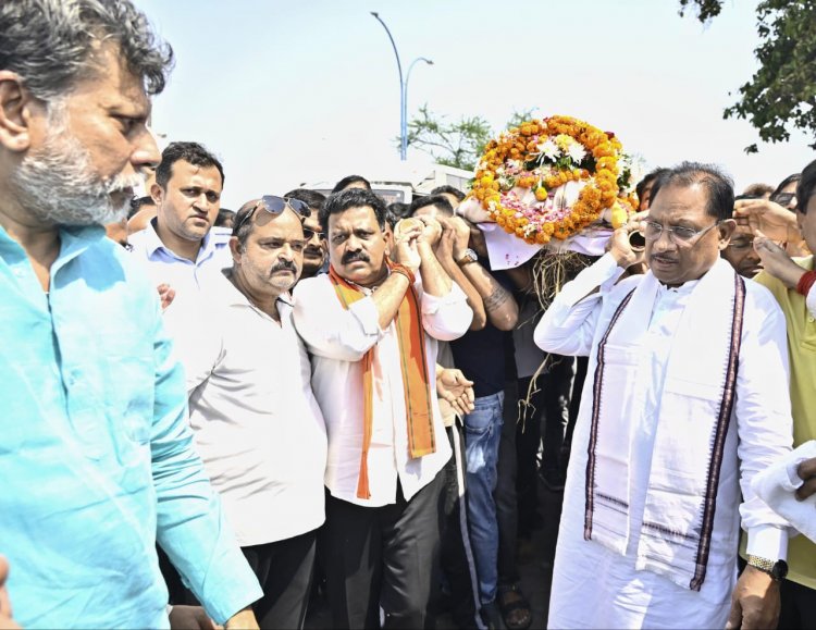 मुख्यमंत्री ने पहलगाम आतंकी हमले में दिवंगत श्री दिनेश मिरानिया के पार्थिव शरीर को दिया कंधा, अंतिम संस्कार में शामिल होकर दी श्रद्धांजलि