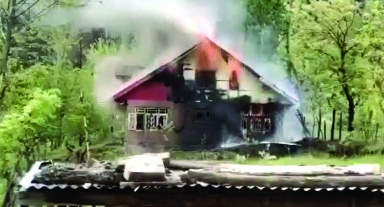 दो स्थानीय आतंकवादियों के घरों को सुरक्षा बलों ने किया ध्वस्त