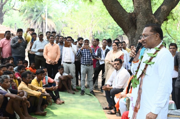 मुख्यमंत्री श्री विष्णु देव साय पहुंचे दंतेवाड़ा जिले के ग्राम मुलेर : छत्तीसगढ़ के अंतिम छोर पर पहुंचा सुशासन तिहार