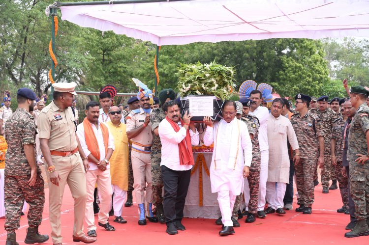 मुख्यमंत्री ने नक्सल मुठभेड़ में शहीद जवान मेहुल भाई को दी श्रद्धांजलि शहीद मेहुल भाई के पार्थिव शरीर को कंधा देकर दी अंतिम विदाई