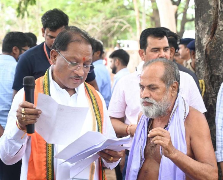गुलमोहर पेड़ के नीचे लगी मुख्यमंत्री की चौपाल