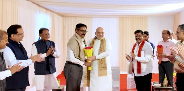 नक्सल विरोधी अभियान में अहम भूमिका निभाने वाले अधिकारियों से मिले शाह