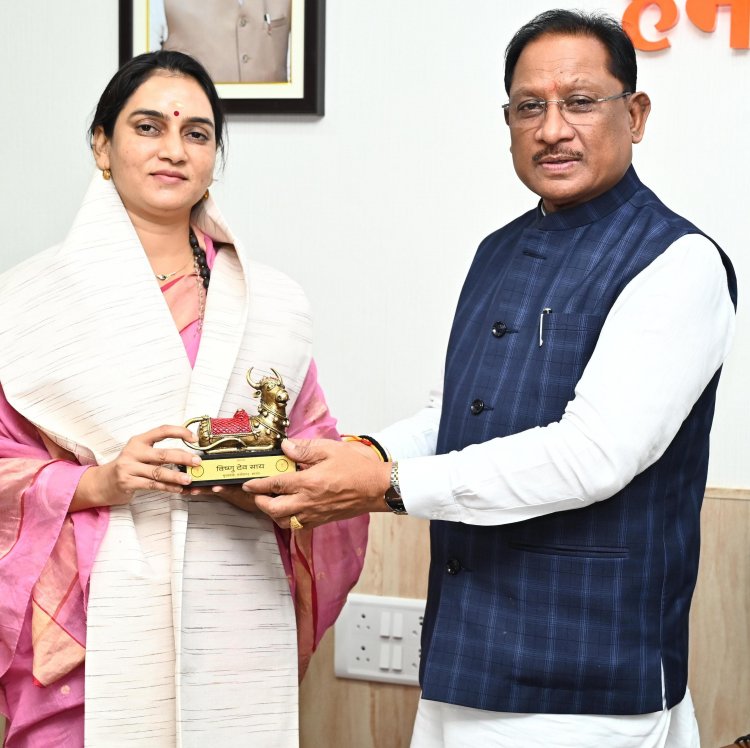 रायपुर : मुख्यमंत्री श्री विष्णु देव साय ने वॉटर वुमन शिप्रा पाठक का किया सम्मान