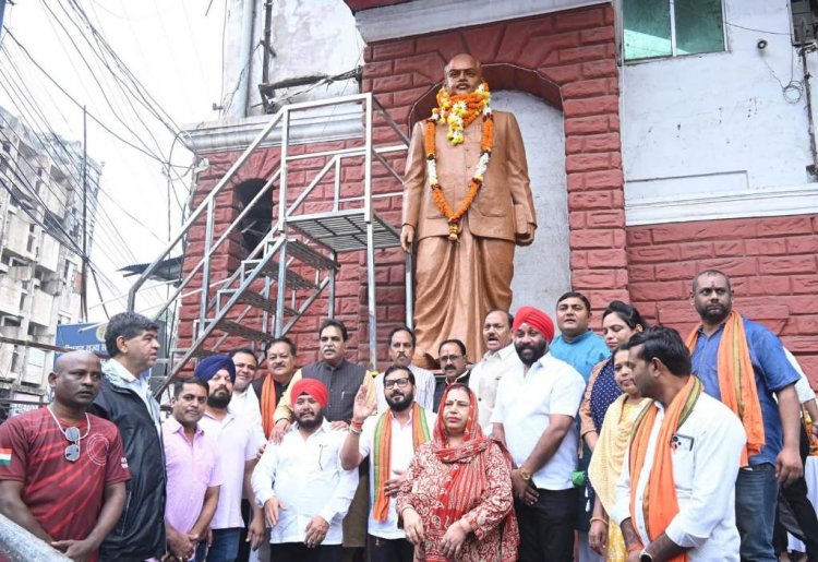 डॉ. श्यामा प्रसाद मुखर्जी की जयंती पर भाजपा कार्यकर्ताओं ने अर्पित की पुष्पांजलि