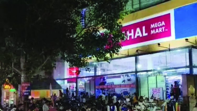 लिफ्ट में डेढ़ घंटे तक फंसे रहे 8 लोग, मची अफरातफरी