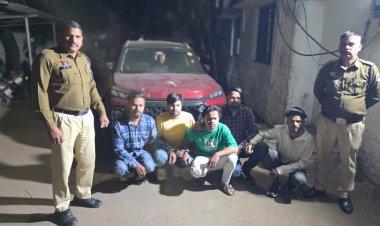 बीच सड़क आतिशबाजी और बर्थडे सेलिब्रेशन, 5 युवक गिरफ्तार