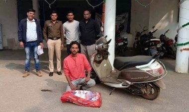 अवैध महुआ शराब तस्करी में संलिप्त आरोपी गिरफ्तार, 30 लीटर शराब व स्कूटी जब्त