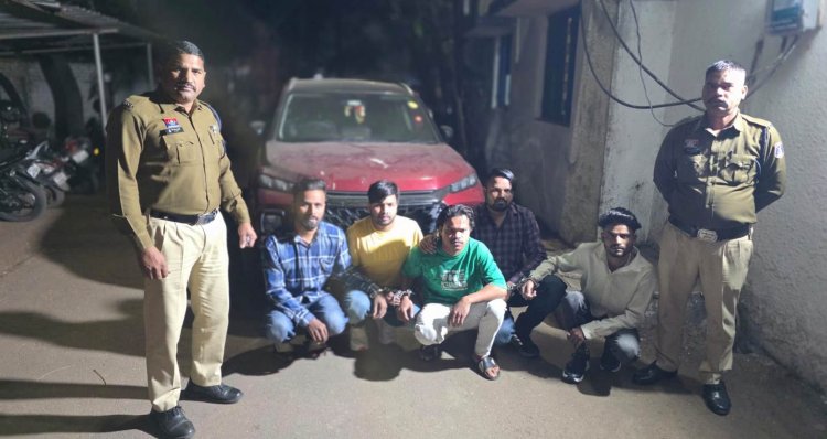 बीच सड़क आतिशबाजी और बर्थडे सेलिब्रेशन, 5 युवक गिरफ्तार