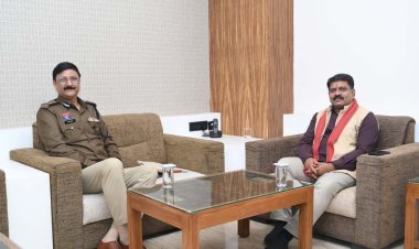 रायपुर के नवनियुक्त पुलिस कमिश्नर शुक्ला ने उपमुख्यमंत्री शर्मा से की भेंट