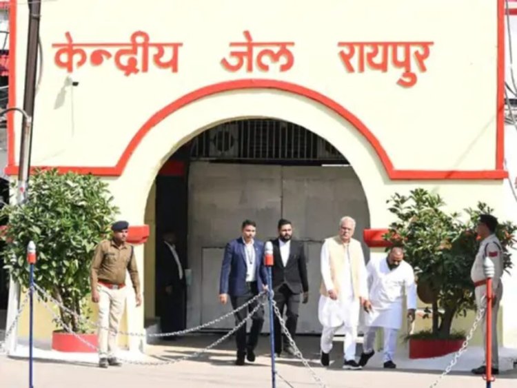 लखमा से मिलने जेल पहुंचे भूपेश, बोले– निर्दोष को एक साल से बंद रखा गया