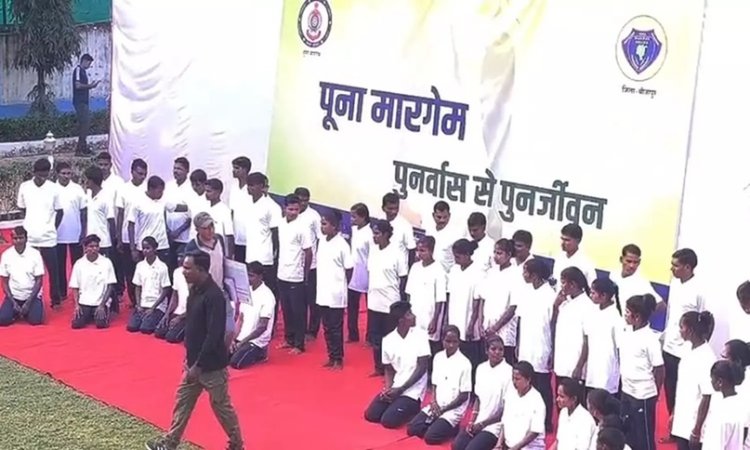 बीजापुर में 52 नक्सलियों ने किया आत्मसमर्पण