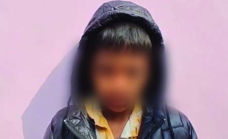 Uttar Pradesh  एटा में इंसानियत शर्मसार: HIV पीड़ित महिला की मौत के बाद अंतिम संस्कार को तरसा शव, 10 साल का बेटा देखता रहा अपनों की राह