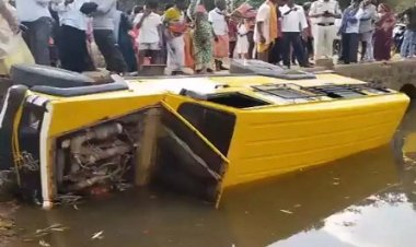 स्कूल बस पुल के नीचे गिरी, एक छात्र की मौत, 13 से अधिक घायल