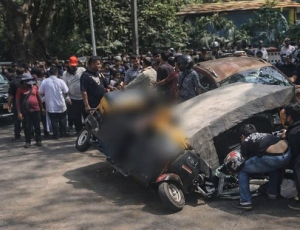 मुंबई में निर्माणाधीन मेट्रो पिलर का हिस्सा ऑटो पर गिरा, कई घायल