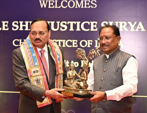रायपुर पहुंचे CJI सूर्यकांत, सीएम साय ने किया स्वागत