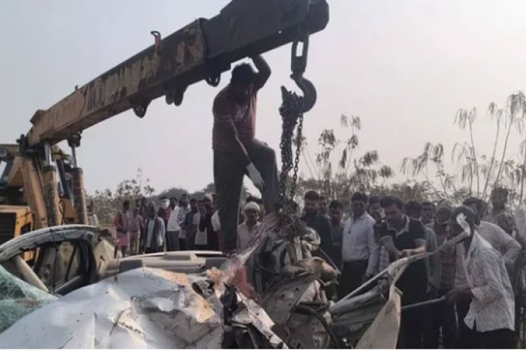 धमतरी में बस-कार की भिड़ंत, CRPF के तीन जवानों समेत 4 की मौत