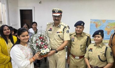 UPSC में 35वीं रैंक लाने वाली वैभवी को पुलिस कमिश्नर ने किया सम्मानित