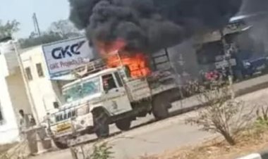 रोड मार्किंग गाड़ी में ब्लास्ट के बाद आग, दो लोगों ने कूदकर बचाई जान