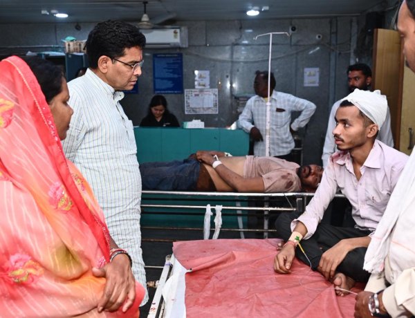 रायपुर-बिलासपुर नेशनल हाईवे में हुए सड़क हादसे के घायलों से मिलने मेकाहारा अस्पताल पहुंचे मंत्री टंक राम वर्मा