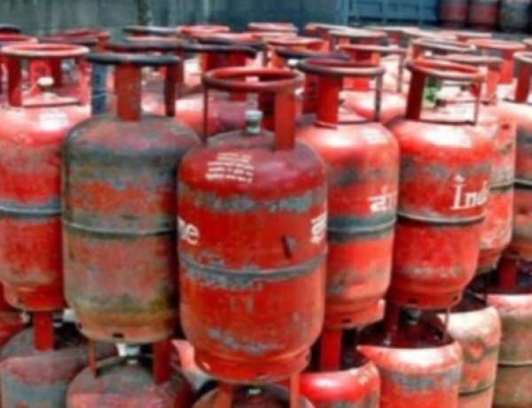 एलपीजी सिलेंडर आपूर्ति पर केंद्र सख्त, जमाखोरी रोकने के लिए एस्मा लागू