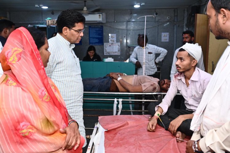 रायपुर-बिलासपुर नेशनल हाईवे में हुए सड़क हादसे के घायलों से मिलने मेकाहारा अस्पताल पहुंचे मंत्री टंक राम वर्मा