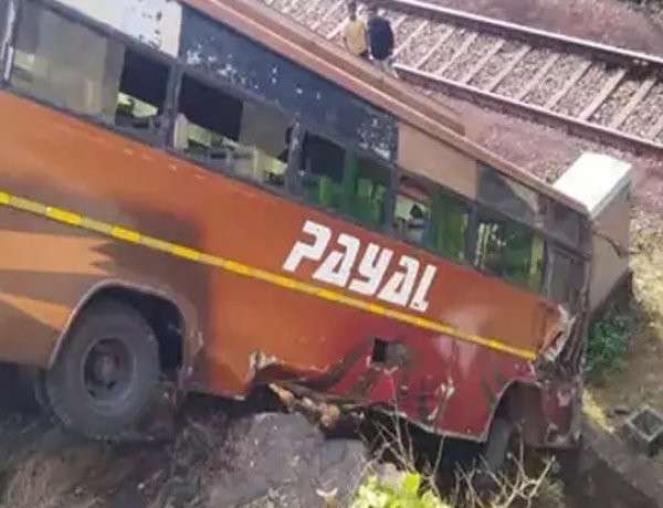 स्टेयरिंग फेल होने से बस रेलवे ट्रैक पर गिरी, 30 यात्री बाल-बाल बचे