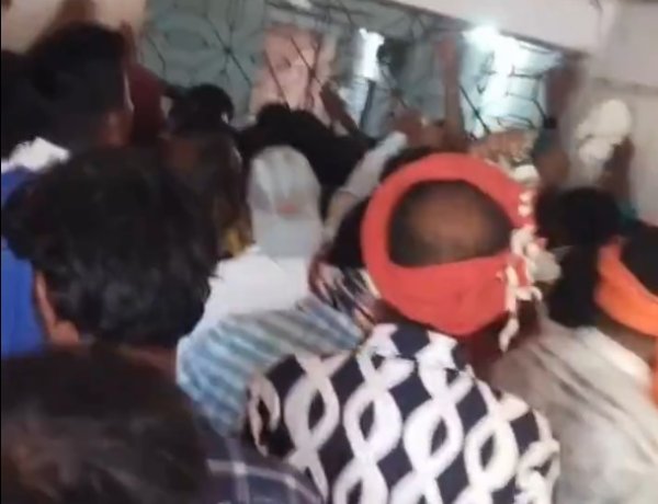 धमतरी में शराब की किल्लत खत्म होते ही उमड़ी भीड़, सड़क पर लगा जाम