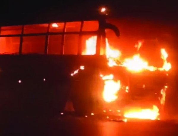 बड़ा हादसा टला: चलती बारात बस में लगी आग, यात्रियों ने कूदकर बचाई जान