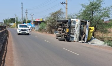 मोतीपुर से अमलेश्वर आने वाले मार्ग में डस्ट से भरा हाईवा पलटा