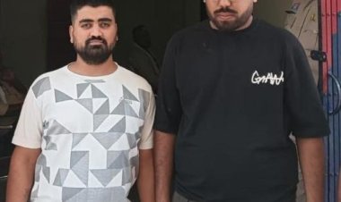 PG कॉलेज मैदान में कार बनी ऑनलाइन सट्टे का अड्डा, पुलिस ने दो युवकों को रंगे हाथ दबोचा