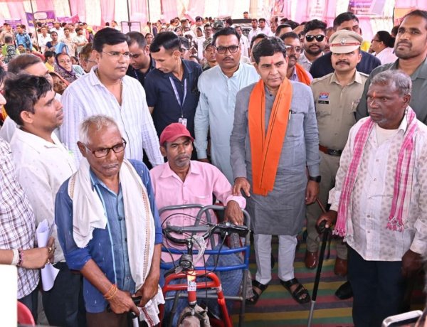 बिजली की कड़क ने छीने थे पैर, 'सुशासन' ने दी आत्मनिर्भरता की नई उड़ान  ​धमतरी के शिवचरण की टूटी उम्मीदों को समाधान शिविर ने दिया नया संबल  राजस्व मंत्री के हाथों मिली मोटराइज्ड ट्राईसाइकिल
