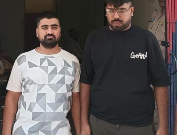PG कॉलेज मैदान में कार बनी ऑनलाइन सट्टे का अड्डा, पुलिस ने दो युवकों को रंगे हाथ दबोचा