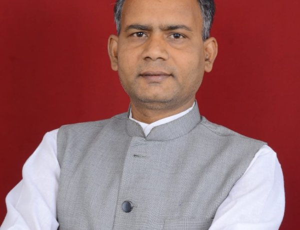 दैनिक वेतन भोगियों के नियमितीकरण मामले में सरकार क्यों चुप है