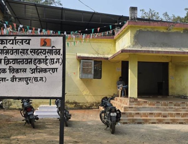 PMGSY के ईई का नया कारनामा: कागज़ में पूरी हुईं 12 सड़कें, ठेकेदारों का भुगतान लंबित