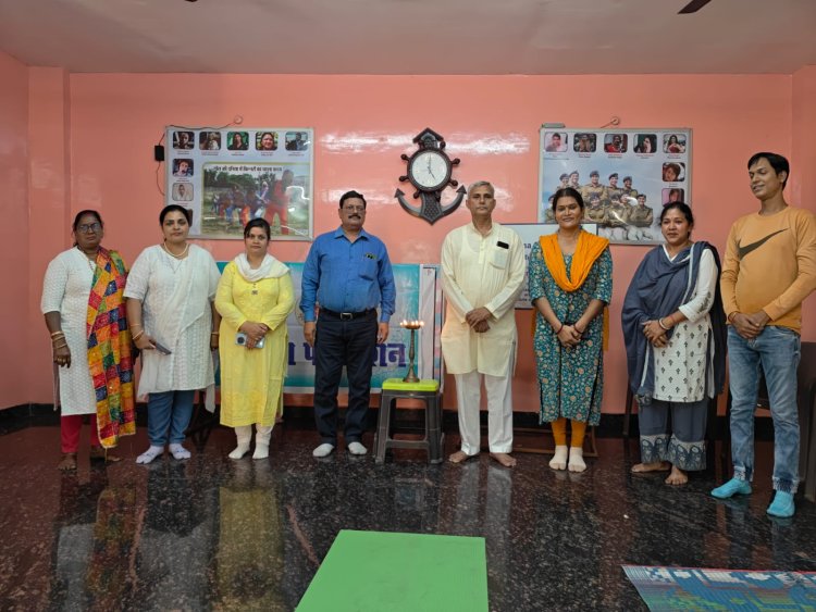 12वाँ अंतर्राष्ट्रीय योग दिवस के उपलक्ष्य में प्रत्युषा फाउंडेशन रायपुर छत्तीसगढ़ संग गरिमा गृह सरोना के द्वारा दिव्यता का योग * आयोजन किया