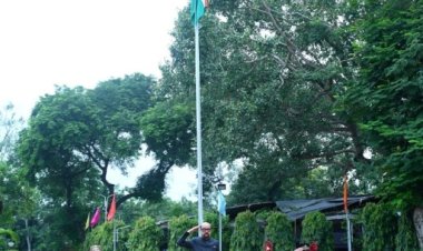 राज्यपाल डेका ने लोकभवन में किया ध्वजारोहण