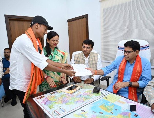 500 से अधिक भाजपा कार्यकर्ताओं से मिले राजस्व मंत्री टंक राम वर्मा, सहयोग केंद्र प्राप्त में आवेदनों के निराकरण हेतु अधिकारियों को दिए निर्देश